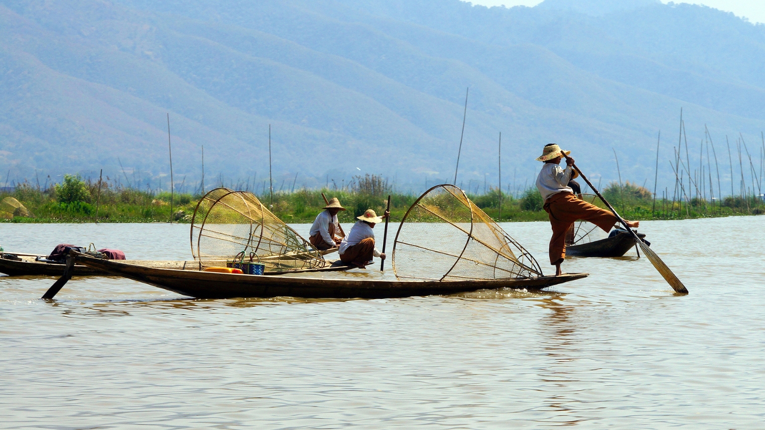 Day 6 Watch The Iconic One Legged Rowing Fishermen In Action