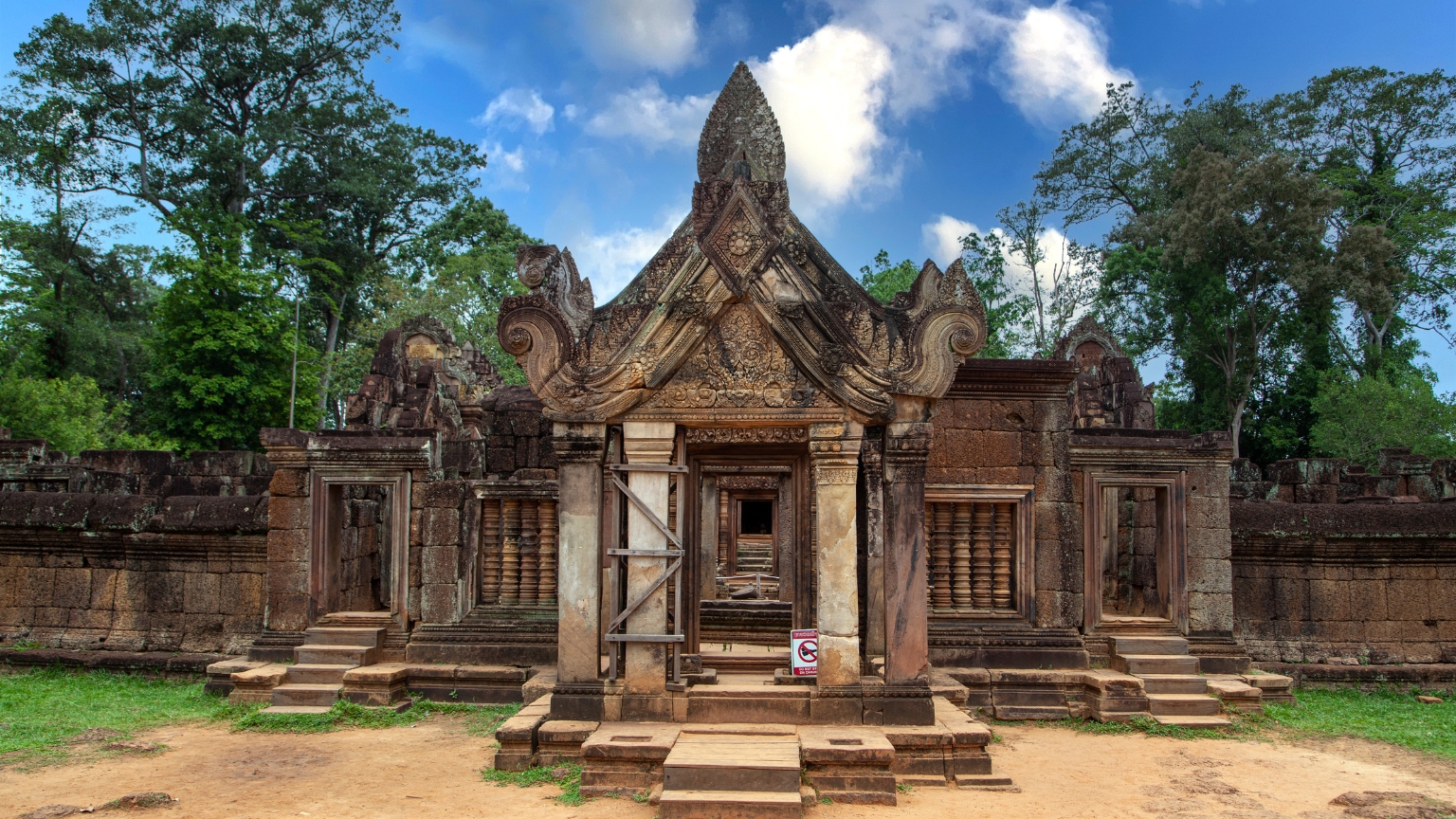 Day 3 Explore The Intricate Pink Sandstone Carvings Of Banteay Srei