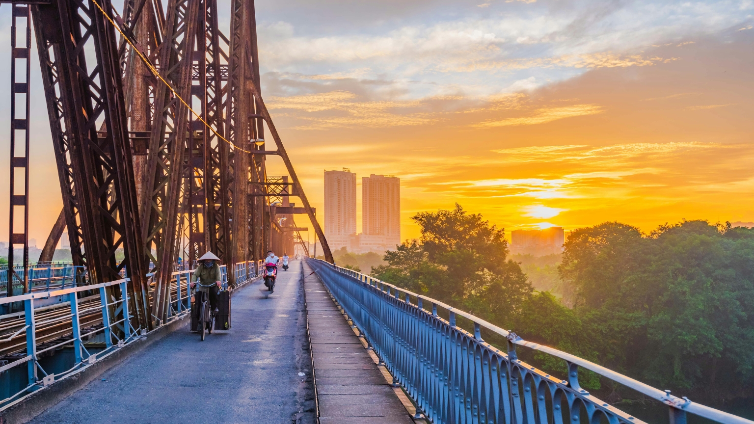 Day 2 Walk Across Long Bien Bridge And Feel The City&rsquo;s History