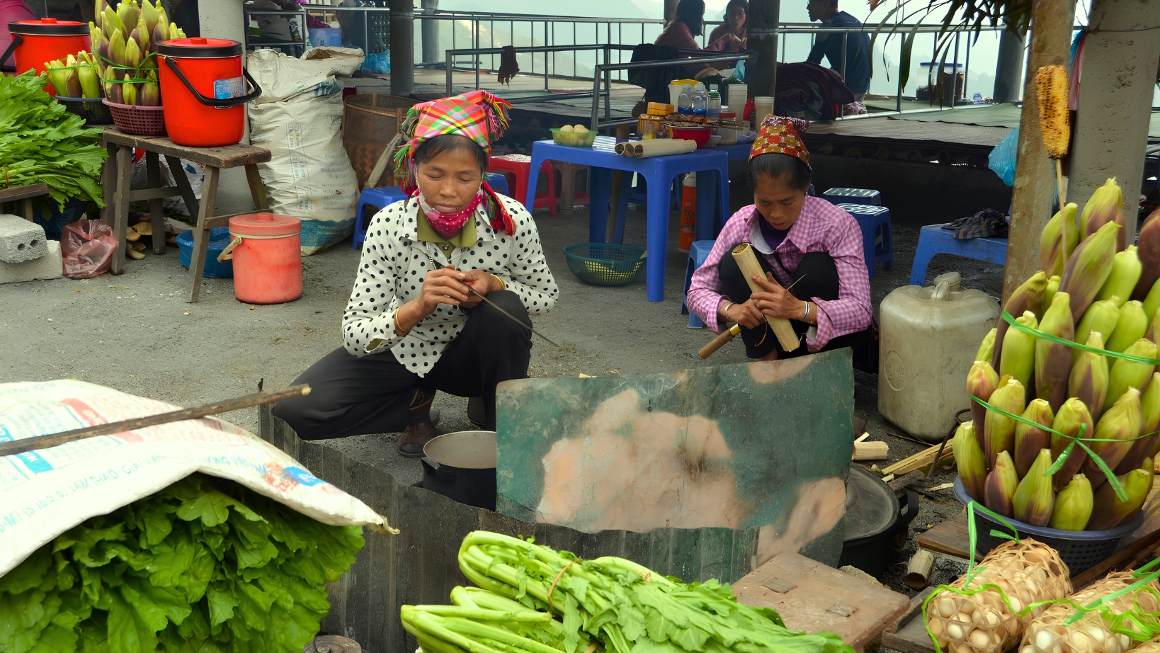Day 3 Browse The Vibrant Stalls Of Pho Doan Market