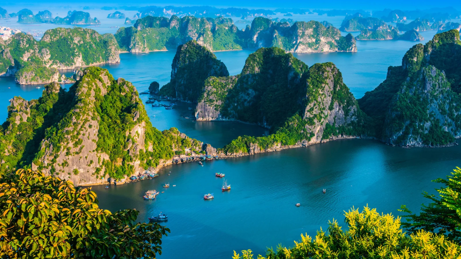 Day 7 Cruise Through Ha Long With Stunning Limestone Scenery (1)